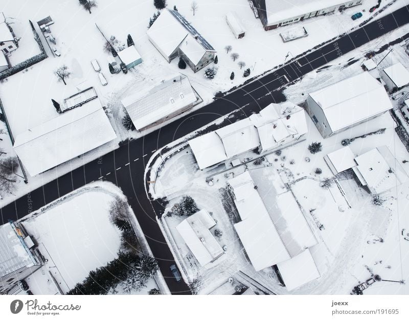 Hoch-Haus Winter Eis Frost Schnee Dorf Kleinstadt Menschenleer Dach Schornstein Verkehrswege Straße Straßenkreuzung Wege & Pfade PKW Häusliches Leben eckig hell