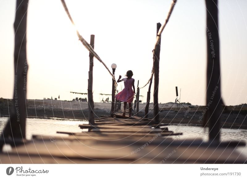 Brücke zu Strand Freiheit Sommer Sonne Meer Mensch Kind Mädchen 1 8-13 Jahre Kindheit Sand Wasser Himmel Sonnenfinsternis Sonnenlicht Küste Flussufer Kleid