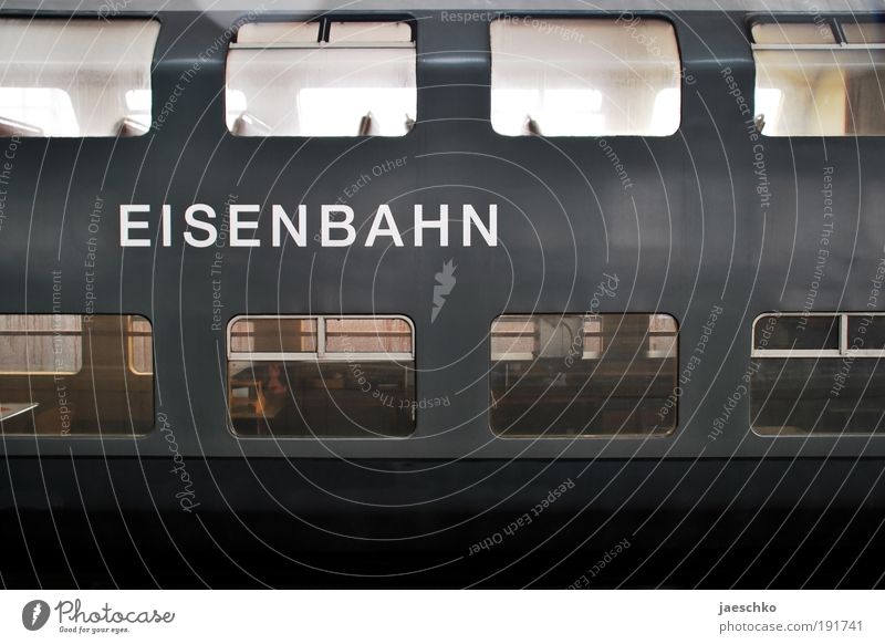 Très Grande Tristesse Verkehr Verkehrsmittel Personenverkehr Öffentlicher Personennahverkehr Schienenverkehr Bahnfahren Eisenbahn Personenzug alt kalt grau