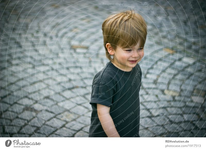 auf dem campus Stil Mensch maskulin Kind Kleinkind Junge Kindheit 1 1-3 Jahre Sommer Platz Straße T-Shirt Stein gehen Lächeln authentisch Glück klein grau