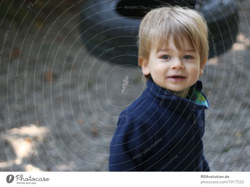 auf dem Spielplatz Freizeit & Hobby Spielen Mensch maskulin Kind Kleinkind Junge Kindheit Gesicht 1 1-3 Jahre Pullover Sand Lächeln authentisch Freundlichkeit