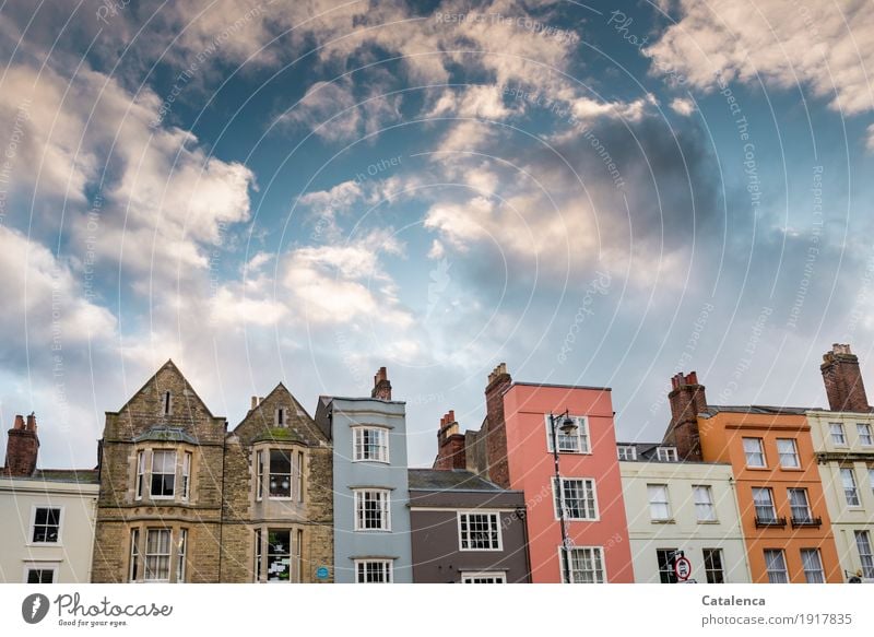 Wohngemeinschaft | geeignet; Häuserreihe Design Wohnung Haus Renovieren Himmel Wolken Schönes Wetter Bauwerk Gebäude Fassade Fenster Dach Schornstein