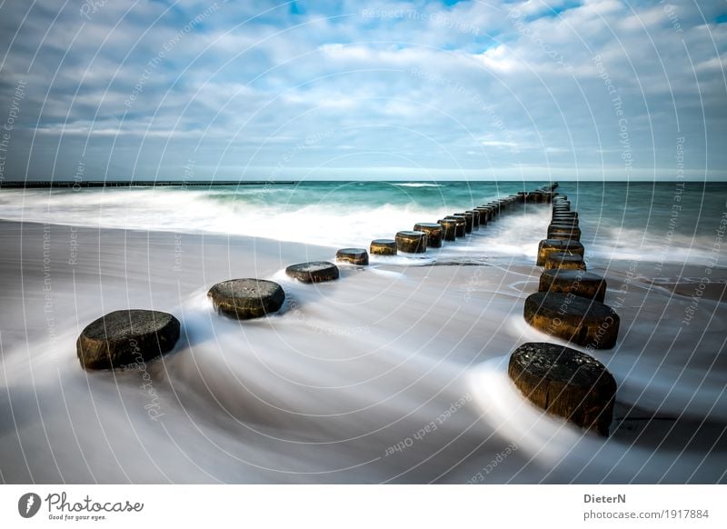 Doppelkopf Strand Meer Wellen Winter Landschaft Wasser Wolken Horizont Sturm Ostsee blau schwarz weiß Ahrenshoop Mecklenburg-Vorpommern Buhne Farbfoto