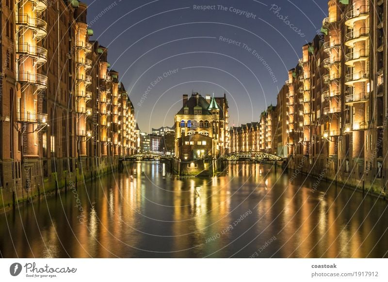 Das Wasserschloß in der Speicherstadt Deutschland Europa Hafenstadt Altstadt Menschenleer Brücke Gebäude Architektur Sehenswürdigkeit Wasserschloß Speicherstadt