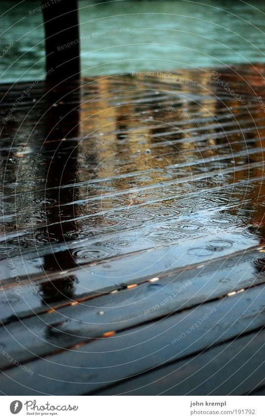 november rain Regen Gewitter Wellen Küste Meer Venedig Italien Terrasse Steg alt dunkel historisch nass braun grün Traurigkeit Sorge Trauer Tod Verzweiflung