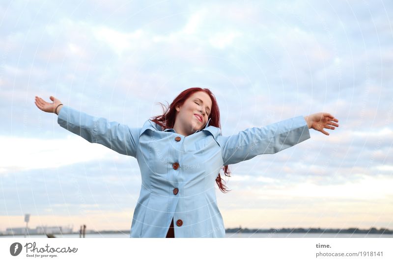 genießen | . feminin Frau Erwachsene 1 Mensch Himmel Wolken Horizont Küste Flussufer Mantel rothaarig langhaarig Erholung träumen frei schön Gefühle