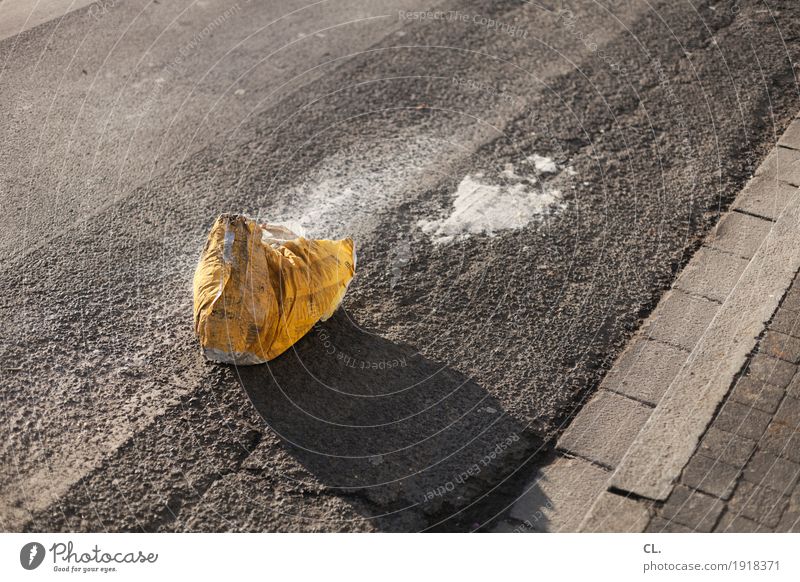 sack zement Arbeit & Erwerbstätigkeit Baustelle Wirtschaft Handwerk Feierabend Verkehrswege Straße Wege & Pfade Verpackung Sack Zement bauen gelb grau