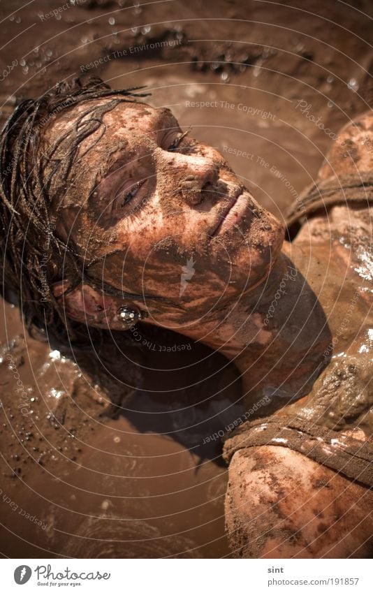 schlammschlacht Haare & Frisuren Haut Gesicht Schlamm schlammig Schlammbad Sommer Sonne Strand Junge Frau Jugendliche 1 Mensch beobachten genießen liegen