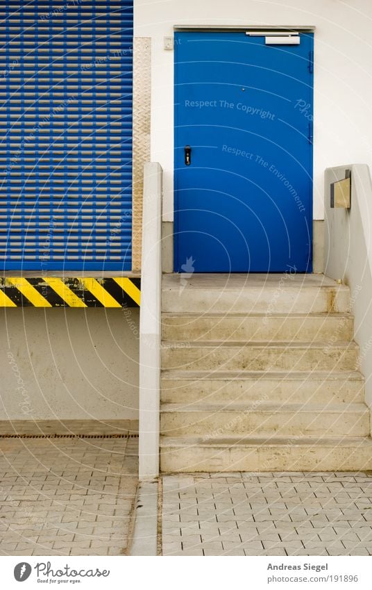 Ladezone Arbeit & Erwerbstätigkeit Versand Wirtschaft Handel Güterverkehr & Logistik Unternehmen Gebäude Architektur Mauer Wand Treppe Tür Tor Laderampe Lager