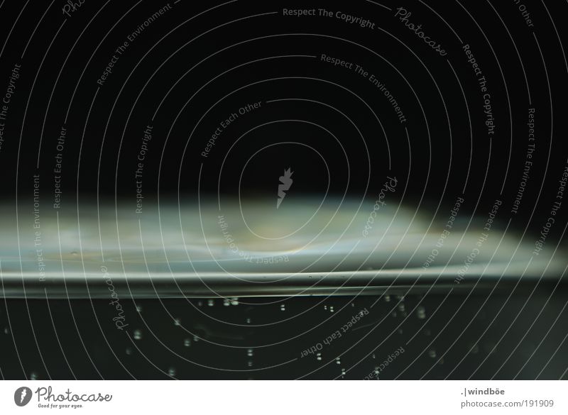 Glasrand Getränk trinken Luft Wasser atmen gebrauchen Erholung glänzend Flüssigkeit kalt nass schwarz weiß ruhig Durst Alkoholsucht Ecke durchsichtig