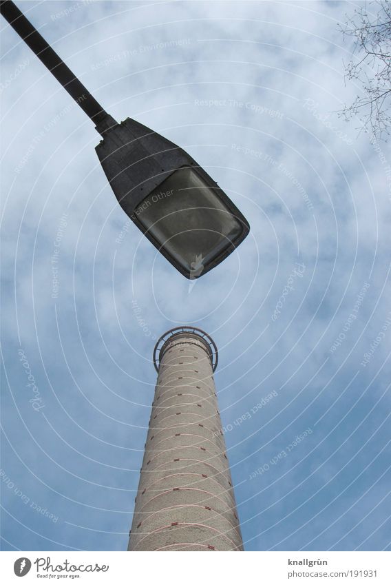 Meeting Himmel Wolken Schornstein Laterne hoch blau braun grau weiß Energie Industriedenkmal Beleuchtung Verabredung Himmelsstürmer Farbfoto Gedeckte Farben