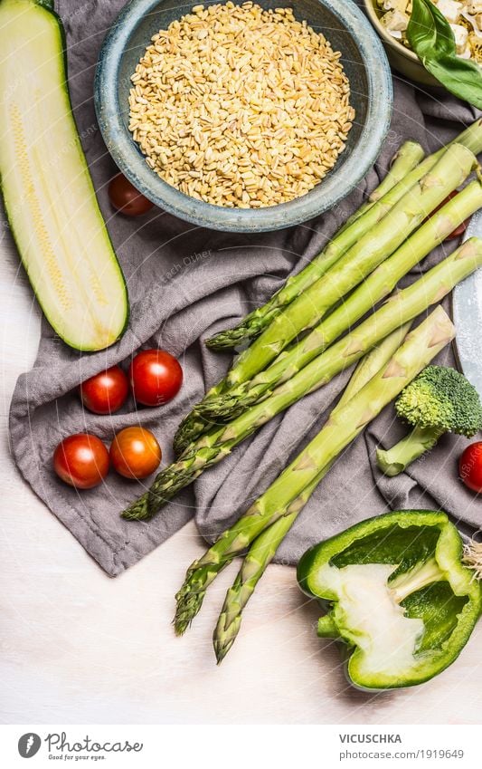 Pearl Gerste Salat Zubereitung mit Spargel und Zutaten Lebensmittel Gemüse Getreide Ernährung Mittagessen Abendessen Bioprodukte Vegetarische Ernährung Diät