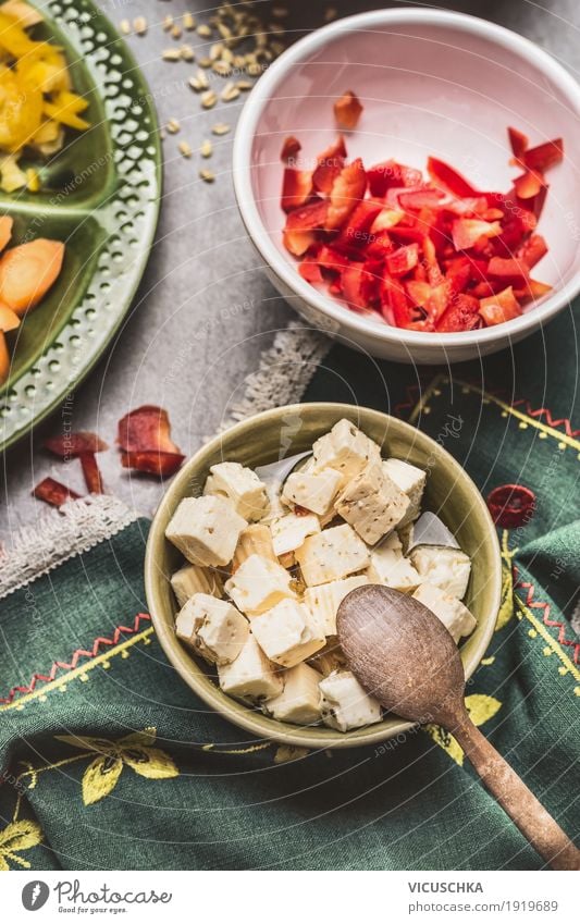 Feta Käse gewürfelt und mariniert in Olivenöl Lebensmittel Kräuter & Gewürze Öl Ernährung Bioprodukte Vegetarische Ernährung Diät Schalen & Schüsseln Löffel