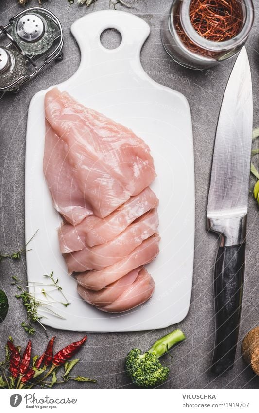 Hähnchenbrustfilets auf weißem Schneidebrett mit Küchenmesser Lebensmittel Fleisch Kräuter & Gewürze Ernährung Abendessen Bioprodukte Diät Geschirr Messer Stil