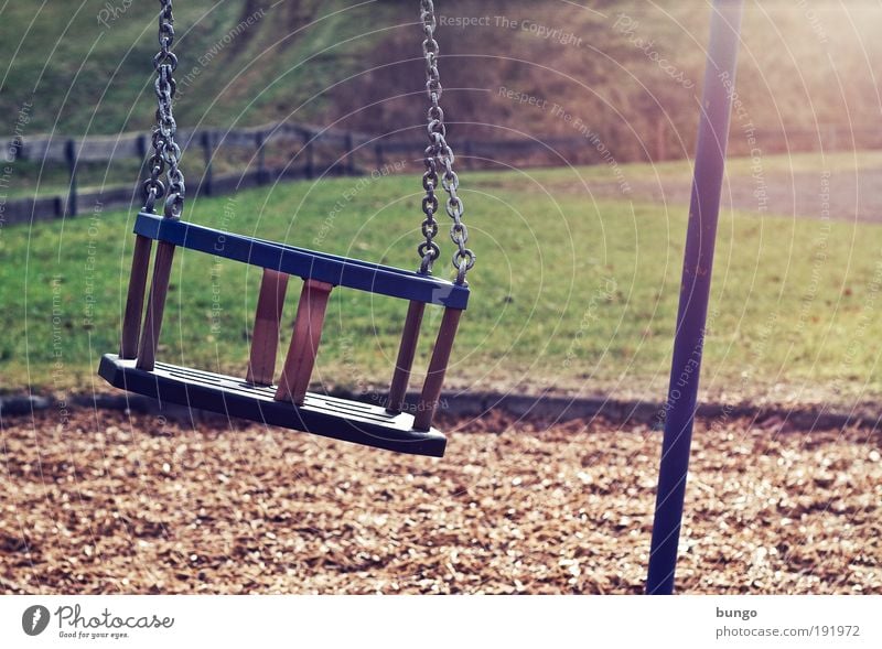 vetus et persolus Spielen Dorf Spielplatz schaukeln alt trashig Einsamkeit Kindheit Wiese Zaun Schaukel Kette Sitz Vergangenheit kaputt Sehnsucht