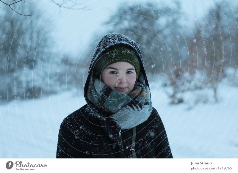 schnee feminin Frau Erwachsene 1 Mensch 30-45 Jahre Winter Eis Frost Schnee Schneefall Wald Mantel Schal Mütze Blick kalt grau grün Erholung Außenaufnahme Tag