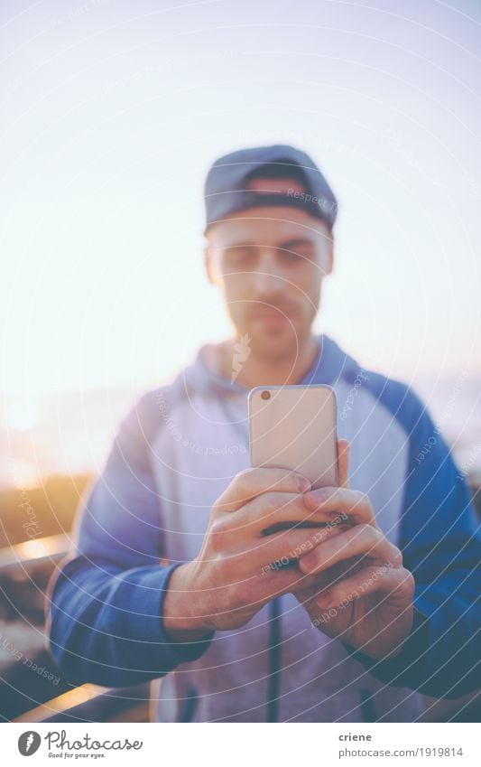 Junge kaukasische Männer, die Foto mit intelligentem Telefon machen Lifestyle Stil Freude Freizeit & Hobby Sommer Handy PDA Fotokamera Technik & Technologie