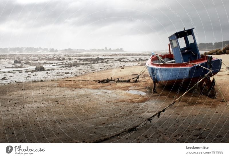 Auf dem Trockenen sitzen II Wasser Himmel Gewitterwolken Horizont schlechtes Wetter Nebel Regen Küste Strand Schifffahrt Bootsfahrt Fischerboot Hafen Seil