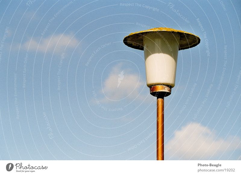 Denk-Mal Lampe Laterne Straßenbeleuchtung Licht Sechziger Jahre Wolken Häusliches Leben Himmel blau