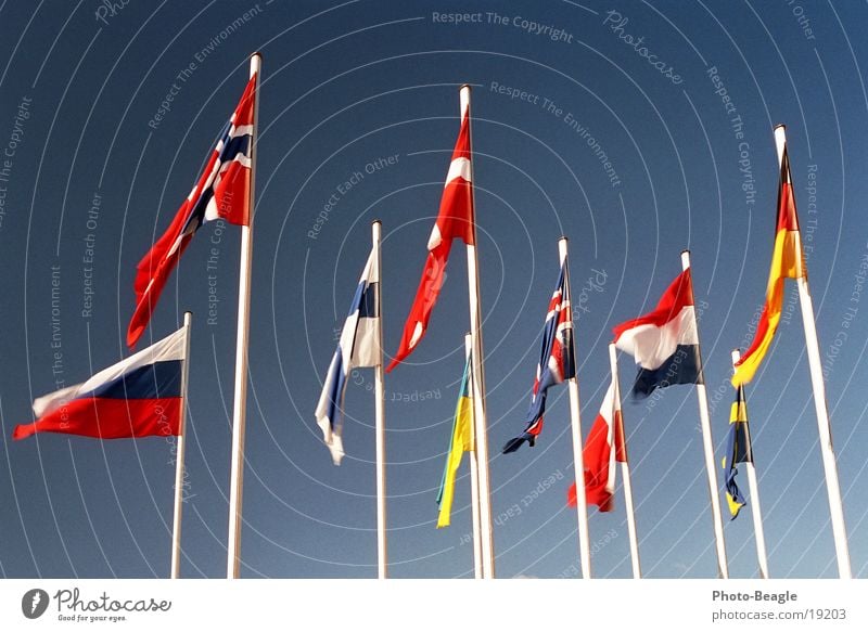 Fähnchen im Wind I Fahne Fahnenmast Skandinavien Nordeuropa Osteuropa Norwegen Finnland Ukraine Schönes Wetter Dänemark Himmel Kongresszentrum Verwaltung Dinge