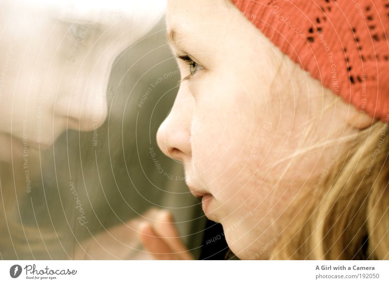 Ausschau halten Mädchen Jugendliche Gesicht 1 Mensch 8-13 Jahre Kind Kindheit Winter schlechtes Wetter Öffentlicher Personennahverkehr Bahnfahren Personenzug