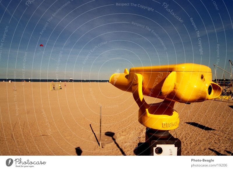 Teurer Weitblick I Fernglas Teleskop Strand Travemünde Saisonende Aussicht Europa Münz-Fernglas Münz-Teleskop Ostsee Trave-Mündung