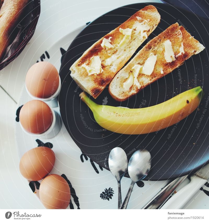 petit déj II Lebensmittel Frucht Brot Ernährung Essen Frühstück Deutsch Banane Löffel Ei Frühstückstisch Butter Belegtes Brot Teller Tablett lecker