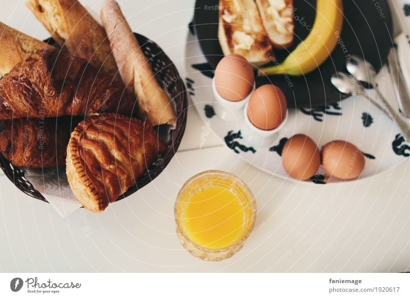 petit déj IV Lebensmittel Brot Croissant Ernährung Essen Getränk trinken Erfrischungsgetränk Saft Frühstück Frühstückstisch Ei Orangensaft Banane Tablett