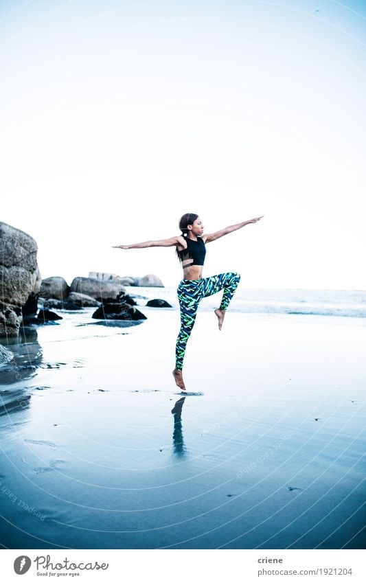 Junge afrikanische Frauen, die Yogahaltung auf Strand tun Lifestyle Freizeit & Hobby Meer Sport Fitness Sport-Training feminin Junge Frau Jugendliche Erwachsene