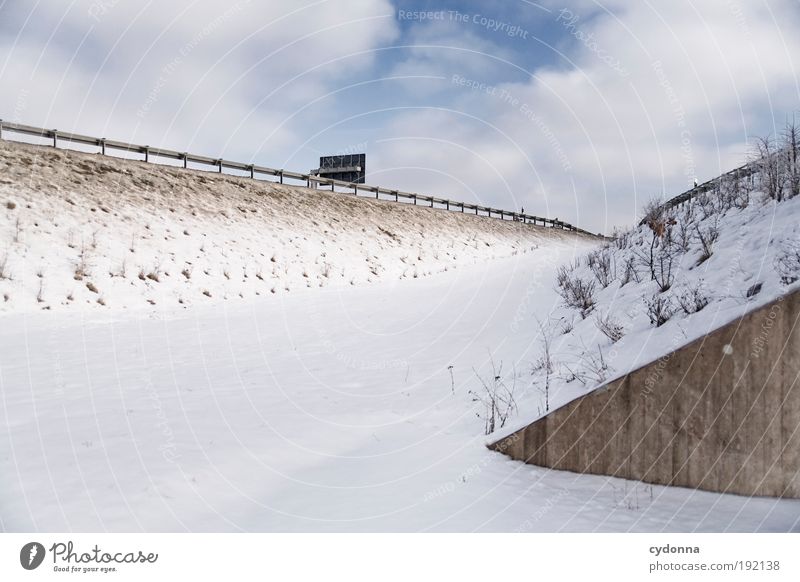 Autobahn I Umwelt Natur Landschaft Himmel Winter Eis Frost Schnee Hügel Verkehr Straßenverkehr Autofahren Wege & Pfade Einsamkeit Freiheit Idee Leben planen