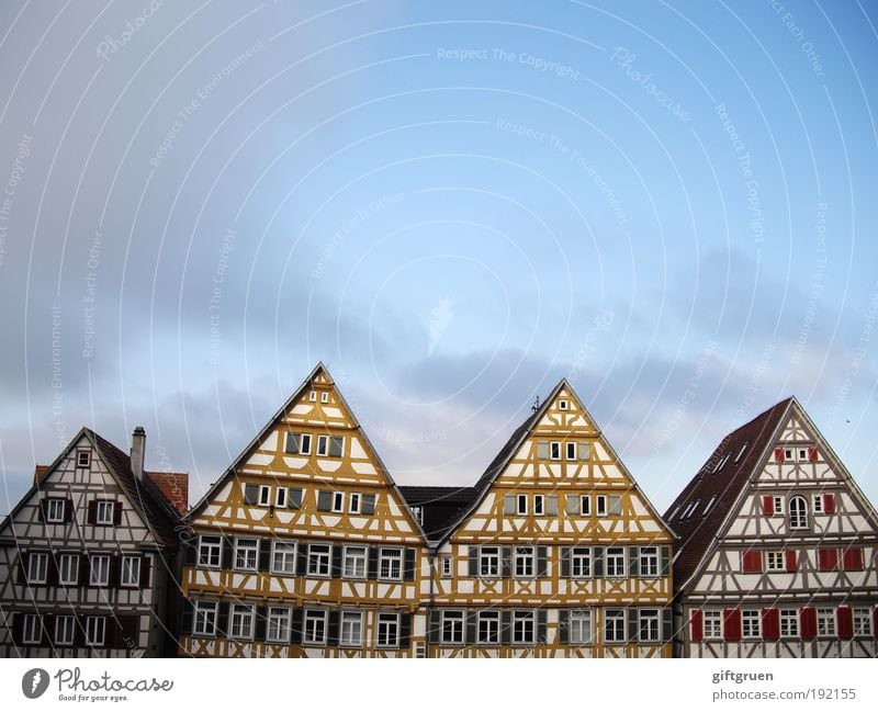 /VVV\ Dorf Kleinstadt Stadt Stadtzentrum Altstadt Skyline Menschenleer Haus Hütte Bauwerk Gebäude Architektur Mauer Wand Fassade Fenster Dach Schornstein bauen