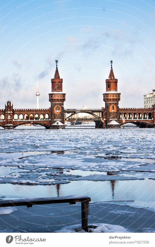 Oberbaumbrücke im Winter III Totale Starke Tiefenschärfe Sonnenstrahlen Sonnenlicht Reflexion & Spiegelung Kontrast Schatten Außenaufnahme Textfreiraum unten