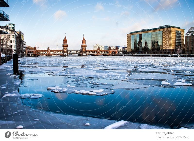 Oberbaumbrücke im Winter IV Totale Starke Tiefenschärfe Sonnenstrahlen Sonnenlicht Reflexion & Spiegelung Kontrast Schatten Außenaufnahme Textfreiraum unten