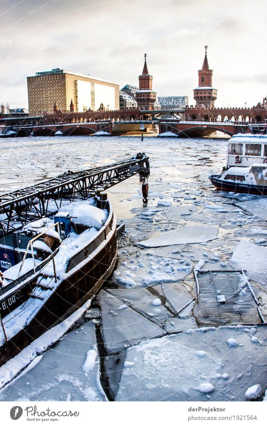 Frostige Zeiten an der Oberbaumbrücke Ferien & Urlaub & Reisen Tourismus Ausflug Sightseeing Städtereise Kreuzfahrt Winter Eis Flussufer Hauptstadt Stadtrand