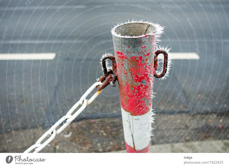 Gänsehaut |prima Klima Winter Eis Frost Verkehrswege Straßenverkehr Straßenkreuzung Barriere Kette Eiszapfen kalt Farbfoto Außenaufnahme Nahaufnahme