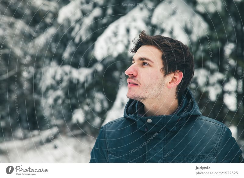 Die Stille hören Ausflug Abenteuer Winter Winterurlaub wandern Wintersport Rodeln Mensch maskulin Junger Mann Jugendliche Erwachsene 18-30 Jahre Umwelt Natur