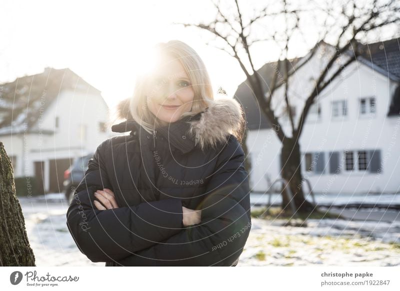 Erleuchtet Mensch feminin Junge Frau Jugendliche Erwachsene 1 18-30 Jahre 30-45 Jahre Sonne Winter Schönes Wetter Schnee Baum Haus Einfamilienhaus Park blond