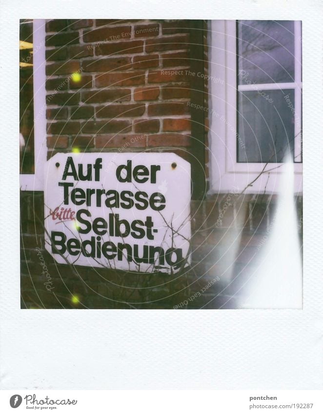 Schild mit der Aufschrift „auf der Terrasse Selbstbedienung“ hängt an einer backsteinwand. Gastronomie Haus Restaurant alt ästhetisch Schilder & Markierungen