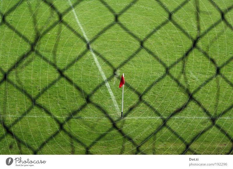 Fortuna gehen die Spieler aus Freizeit & Hobby Sport Ballsport Sportstätten Fußballplatz Wiese grün Zaun Maschendrahtzaun Fahne Eckfahne Eckstoß Sportrasen