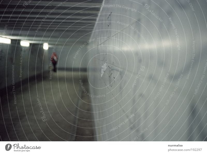 durch den untergrund gehen Ferien & Urlaub & Reisen Ausflug Städtereise Mensch 1 Umwelt Bankgebäude Bahnhof Flughafen Tunnel Mauer Wand Treppe Verkehr