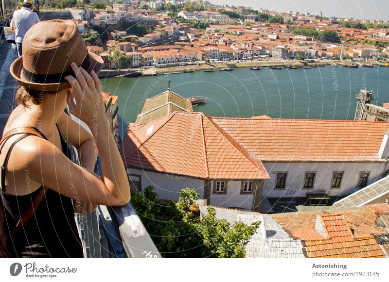 Blick auf den Fluss Mensch feminin Junge Frau Jugendliche Körper Haut Kopf Arme Hand Finger 1 Umwelt Natur Wetter Schönes Wetter Douro Porto Portugal Stadt