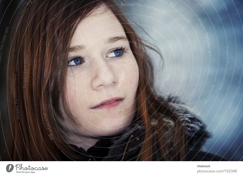 Marie feminin Mädchen Junge Frau Jugendliche Kindheit Gesicht 1 Mensch Herbst Winter rothaarig langhaarig Coolness schön positiv blau nachdenklich verträumt