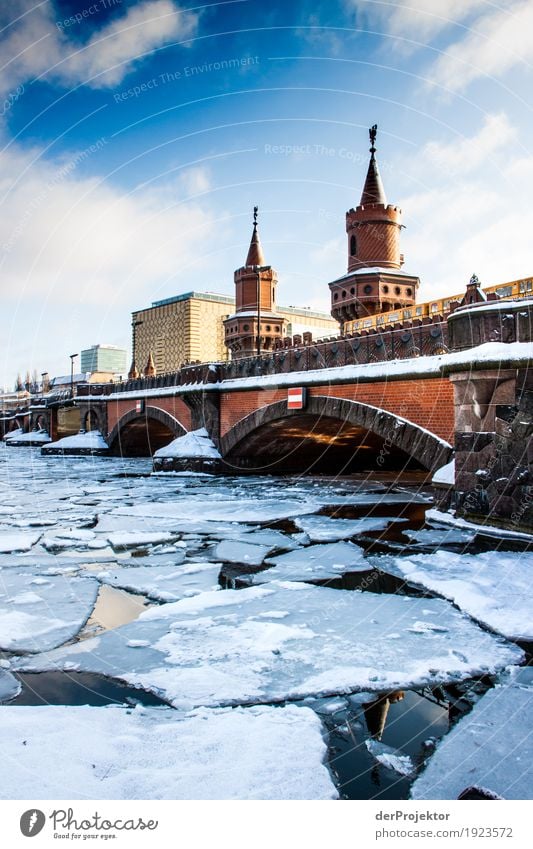 Eisige Zeiten ander Oberbaumbrücke Ferien & Urlaub & Reisen Tourismus Ausflug Sightseeing Städtereise Umwelt Winter Schönes Wetter Frost Flussufer Hauptstadt