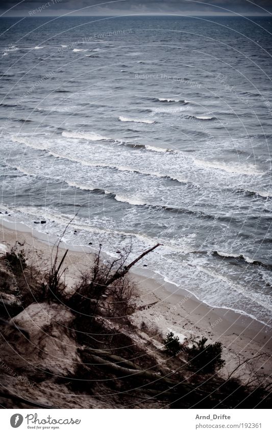 Winterstrand Kur Strand Landschaft Sand Wasser schlechtes Wetter Wellen Küste Ostsee blau grau Einsamkeit ostseebad Rügen kalt Farbfoto Außenaufnahme