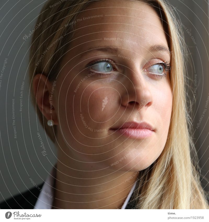 Neele feminin Frau Erwachsene 1 Mensch Hemd Jacke Schmuck Ohrringe blond langhaarig beobachten Denken Blick warten schön Wachsamkeit Selbstbeherrschung Ausdauer