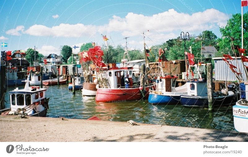 Niendorf I Wasserfahrzeug Fischereiwirtschaft Fischerboot Frühling Timmendorfer Strand Schifffahrt Hafen Ostsee harbor harbour boat boats ship ships water