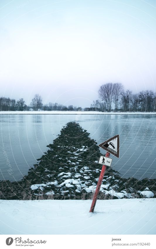 Frei Landschaft Wolkenloser Himmel Winter Schnee Küste Fluss Verkehr Straße Binnenschifffahrt Stein Wasser Zeichen Schilder & Markierungen Verkehrszeichen alt