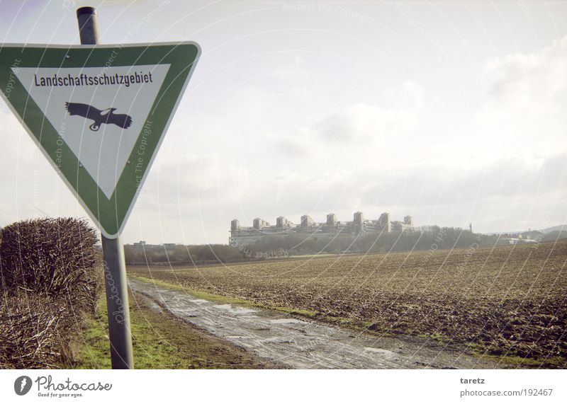 Landschaftsarchitektur Umwelt Feld Aachen Stadtrand Zeichen Schilder & Markierungen widersprüchlich grau Zinnen eckig Fußweg Farbfoto Außenaufnahme Menschenleer