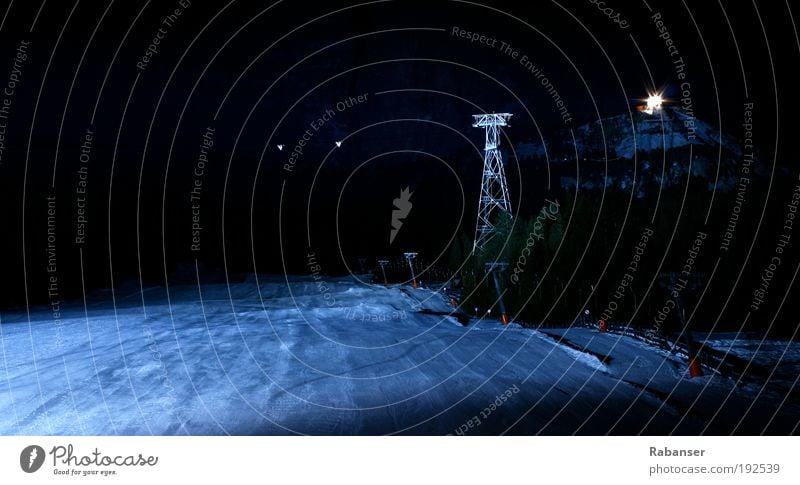 Seilbahn in der Dunkelheit Motor Technik & Technologie High-Tech Industrie Winter Alpen Berge u. Gebirge frei groß Unendlichkeit hoch kalt modern oben blau