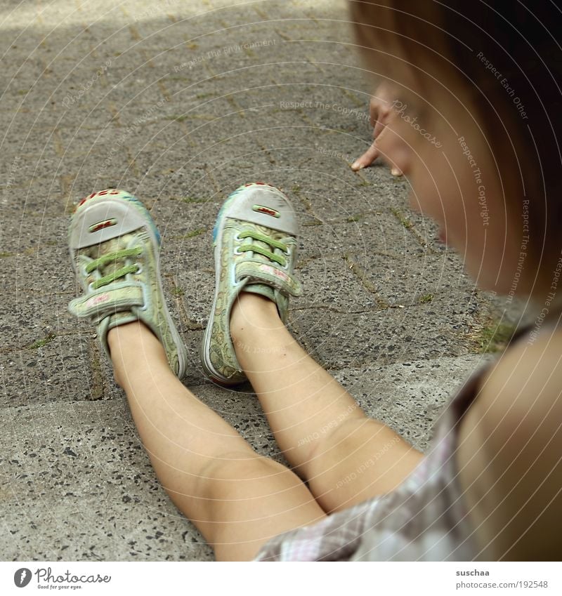 komm .. miez miez miez .. Kind Mädchen Haut Kopf Haare & Frisuren Idylle Leichtigkeit Beine Füße Knie Turnschuhe Kindheit anlocken Katze Hand Gedeckte Farben